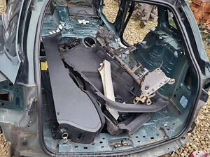 Ущільнювач задній кришки багажника Renault Laguna 3 універсал 07-15р. (ляди Рено Лагуна ІІІ)
