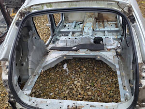 Ущільнювач задній кришки багажника Renault Megane 3 універсал 09-15р. (ляди Рено Меган ІІІ)
