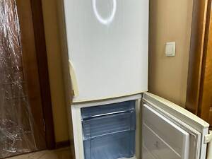 Узкий холодильник gorenje RK-41295 W шириной 54 см встроенный