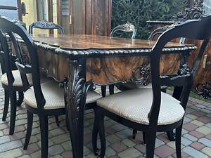 Вітальня: вітрина, комод з дзеркалом, стіл і 6 стільців. Дерев'яна, шпонована коренем горіха. Антикварна Відре