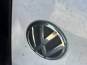 Подержанная эмблема задней правой двери Volkswagen Caddy 3