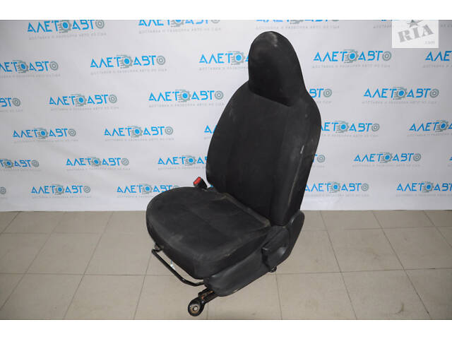 Водительское сидение Nissan Versa 12-19 usa без airbag, механич, тряпка черн, грязное