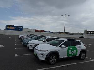 Водій на електрокарі Hyundai Kona