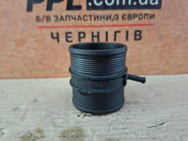 Volvo XC70 II 07-16 2.4 D тройник трубки патрубка интеркулера 30792884 - Фото 3