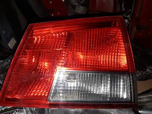 Задній правий ліхтар (димчастий) кришки багажника (ляди) Opel Vectra C універсал . 13184025