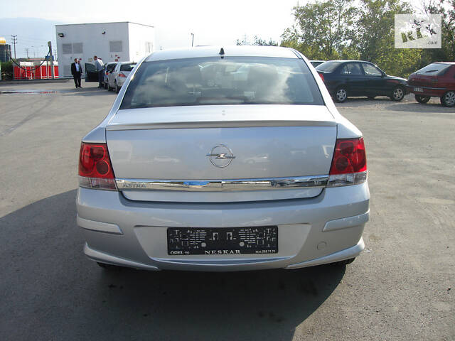 Задняя нижняя накладка Sedan (под покраску) для Opel Astra H 2004-2013 гг