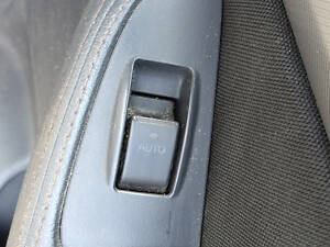 Задня права кнопка склопідіймача Toyota Avensis