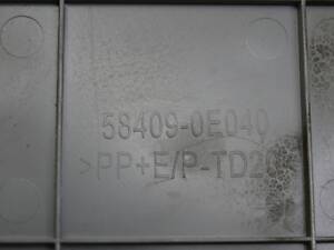 Заглушка обшивки багажника Toyota Highlander 14- серая (03) горелая 58409-0e040