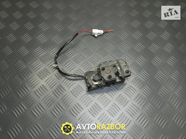 Замок електро задніх лівих дверей B25E73310D на Mazda 323 BJ, 323F 1998-2004 рік