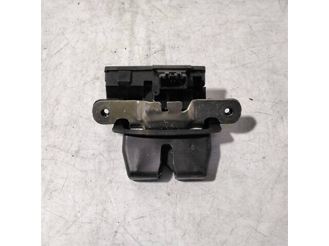 Замок крышки багажника электрический 1761865 FORD Fiesta 09-17 - Фото 1