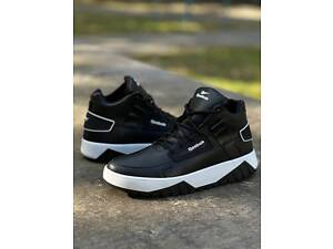 Зимние ботинки Reebok черные с белой подошвой.