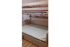 Двоярусне ліжко з комодом із масиву клена