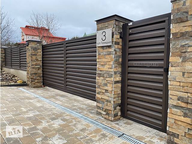 Гарна та сучасна огорожа для будинку, котеджу, ціна забору металевого з установкою. - Фото 1