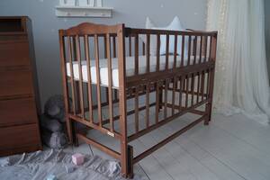 Кровать детская Baby Comfort Малыш с маятником орех