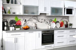 Наклейка на скинали Zatarga на кухню «Плещущиеся ягоды» 600х3000 мм виниловая 3Д наклейка кухонный фартук самоклеящаяся