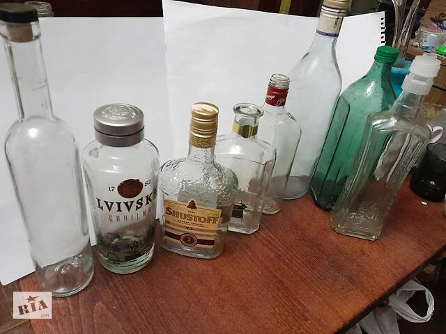 Стеклянные бутылки для коллекции.