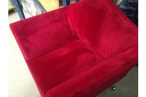 Велюровое красное кресло, диван