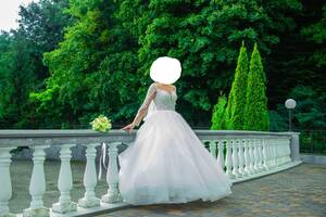 Гарна весільна сукня білого кольору (відтінку)