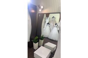 Весільний салон з меблями,манекенами та сукнями