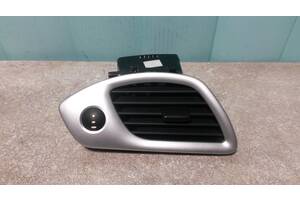 Б/у Ґрати, дефлектор вентиляції лівий Renault Scenic 2008-2016. 1012124 ind, 1012124.