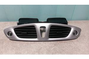 Б/у Ґрати, дефлектор вентиляції центральний Renault Scenic 2008-2016. Grand scenic III. 682600031R.