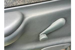 Б/у ручка склопідіймача задньої двері 69260-05010-B1 для седана Toyota Avensis 1999р
