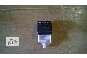 Б/у рычаг открытия капота 53601-52010-B0 для кроссовера Toyota Rav 4 2002г