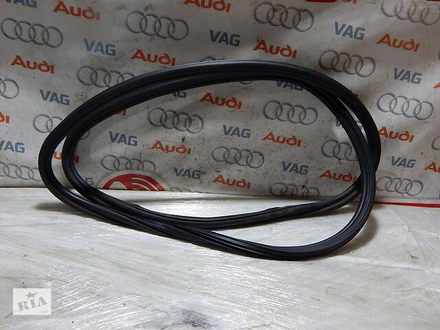 Б/У Уплотнитель передней двери AUDI A6 4G0831721A