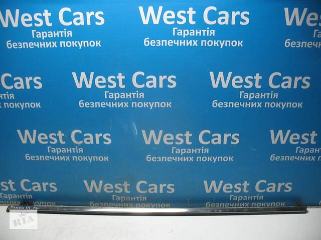 Б/У Ущільнювач скла передньої лівої двері 2007 - 2013 9334J0