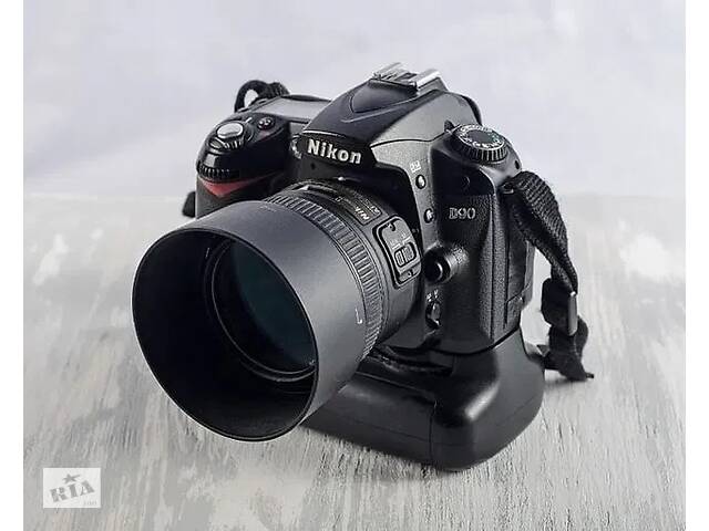 Напівпрофесійна дзеркальна камера Nikon D90 в ідеальному стані