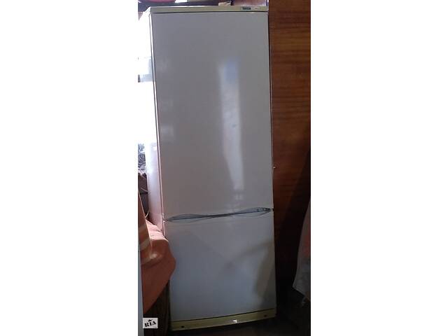 Продам двухкамерный холодильник 'Атлант' Высота 1,67 м. Рабочий, чистый. Морозильная камера внизу, 2 отделения.