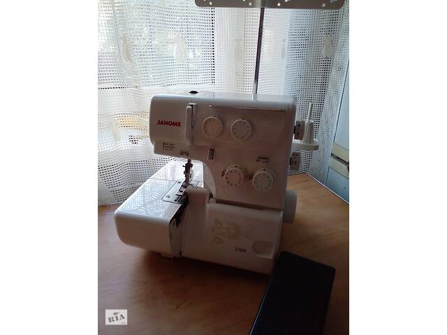 Продам Оверлок JANOME 210D.