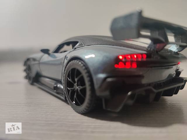 Aston Martin Vulcan модель автомобіля 1:32