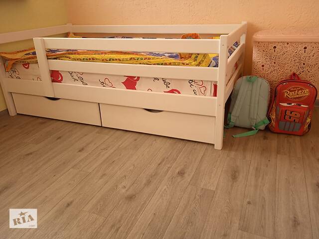 Дитяче ліжко з ящиками