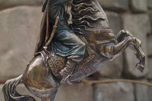 Статуэтка подарочная с брозовым покрытием Veronese Украинский Гетман на коне 22 см 102440 Купи уже сегодня!