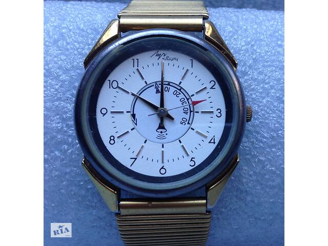 Часы наручные кварцевые Луч-кварц с будильником и браслетом годинник