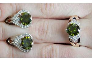 Серебряный набор с золотом и камнями - серебряные серьги и кольцо с зеленым камнем