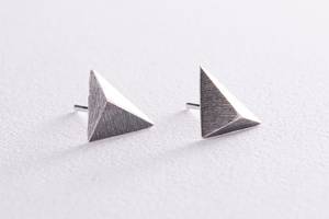 Серьги - пусеты Пирамида в серебре 123265 Оникс