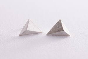 Серьги - пусеты Пирамида в серебре 123266 Оникс