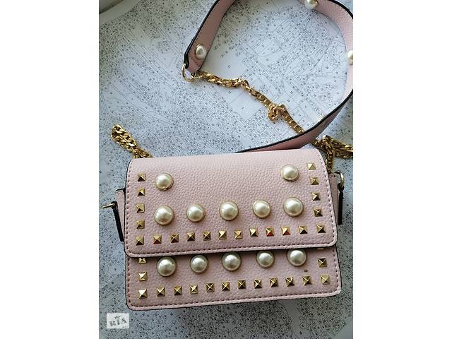 Шикарная сумочка на плечо в розовом цвете с красивой фурнитурой на цепочке