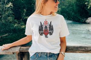Женская футболка Mishe Принтованная Патриотическая с украинской символикой 56 Белый (200527)