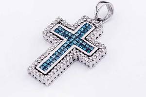 Золотой крестик с белыми и голубыми бриллиантами пм0338 Оникс
