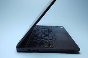 Б/у Ноутбук Dell Latitude 5590 15.6' 1920x1080| Core i7-8650U| 16 GB RAM| 256 GB SSD| UHD 620