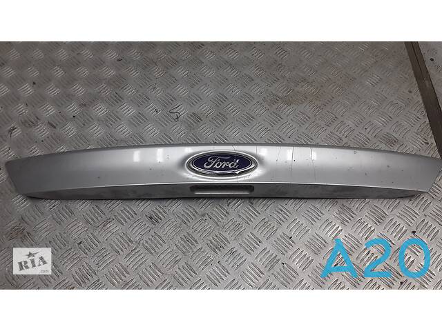 CV6Z5843400AA - Б/В Накладка кришки багажника на FORD FOCUS 2.0 (подряпини)