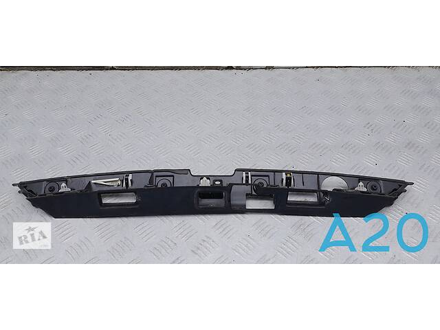 D2BZ5443400BA - Б/В Накладка кришки багажника на FORD FIESTA (CT) 1.6