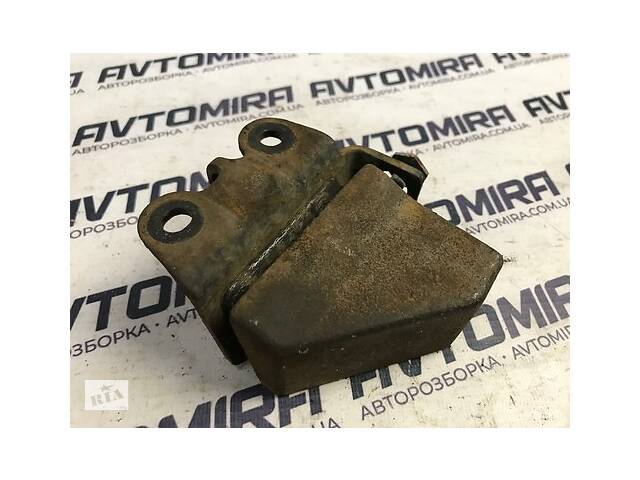 Демпфер передньої балки Toyota Avensis 3 T27 2009- 5122705050