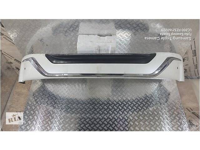 Губа Бампер Передний Toyota Land Cruiser 200 PZ32160095 (^0509221450 ^ 1209221540). Состояние разное.