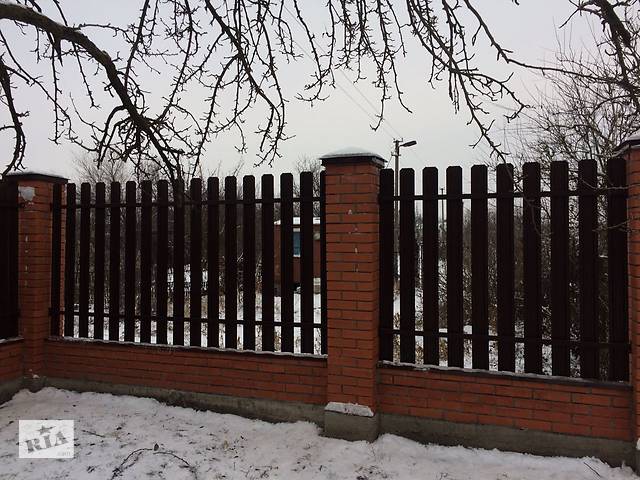 Штакетный металлический забор.
