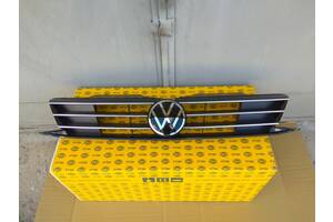 Новая решотка радиатора всборе с емблэмою под дистроник / под радар для Volkswagen Jetta Lift 2015 - 2017 год