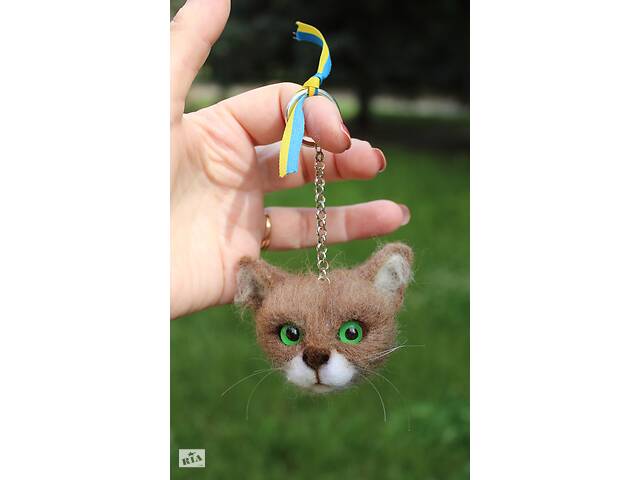 Брелок котік з лапками валяна іграшка з шерсті хендмєйд сувенір подарунок інтерєрна кошка кіт